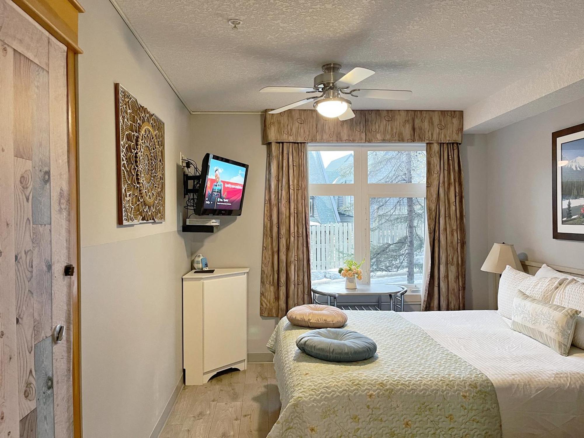Windtower Lodge Queen Bed Suite-Ugparking&Walking2Dt Canmore Bagian luar foto