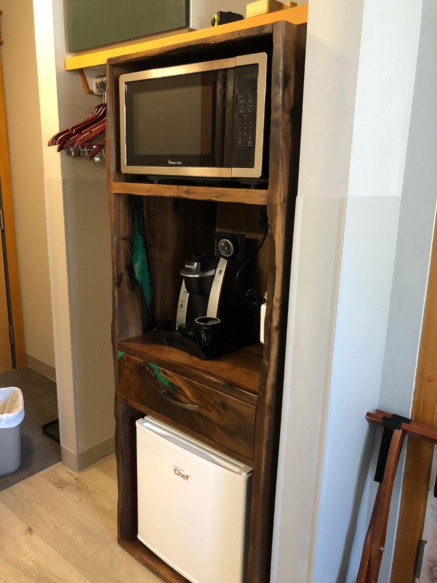 Windtower Lodge Queen Bed Suite-Ugparking&Walking2Dt Canmore Bagian luar foto